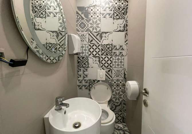 Ambient Biznesi per shitje tek Komuna e Parisit