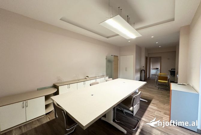 Ambient biznesi me qera 3+1 ne Tirane - 600 Euro