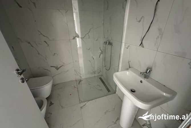 Shtepi me qera Apartament ne Tirane, 3+1, Mobilimi Bosh, pa mobiluar, Pagesa 1,500  Euro.