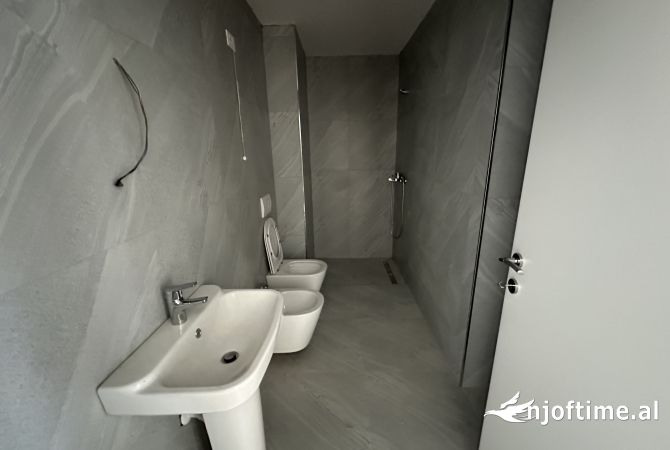 Shtepi me qera Apartament ne Tirane, 3+1, Mobilimi Bosh, pa mobiluar, Pagesa 1,500  Euro.