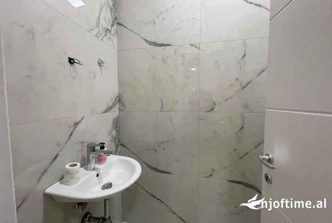 Shtepi me qera Apartament ne Tirane, 2+1, Mobilimi E mobiluar, Pagesa 1,300  Euro.