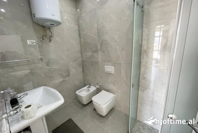Shtepi me qera Apartament ne Tirane, 2+1, Mobilimi Bosh, pa mobiluar, Pagesa 800  Euro.