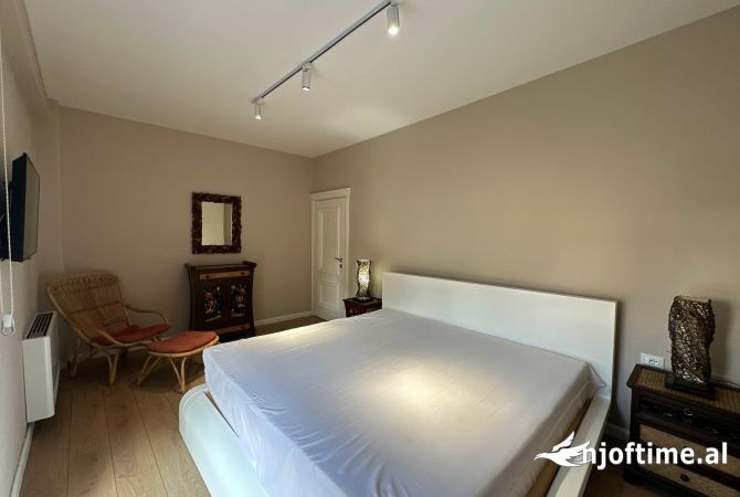 Shtepi me qera Apartament ne Tirane, 4+1, Mobilimi E mobiluar, Pagesa 1,200  Euro.