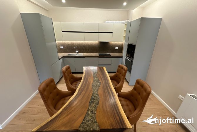 Shtepi me qera 4+1 ne Tirane - 1,200 Euro