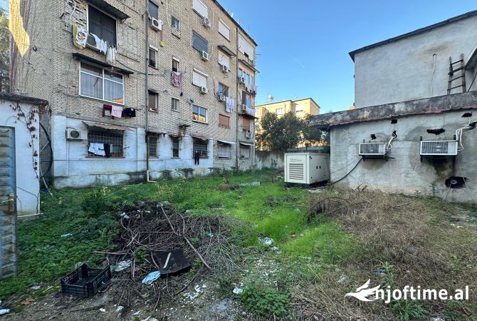 Truall ose Toke  ne Tirane - 990 Euro