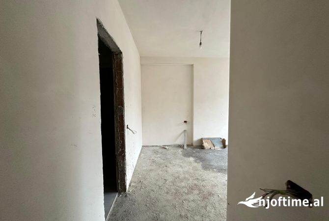 Shtepi ne shitje Apartament ne Tirane, 2+1, Mobilimi Bosh, pa mobiluar, Pagesa 155,000  Euro.