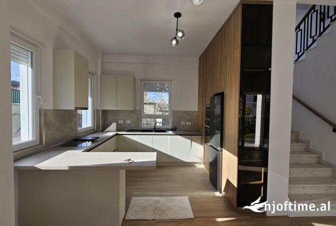 Shtepi me qera Vila Luksoze ne Tirane, 4+1, Mobilimi E mobiluar, Pagesa 2,500  Euro.