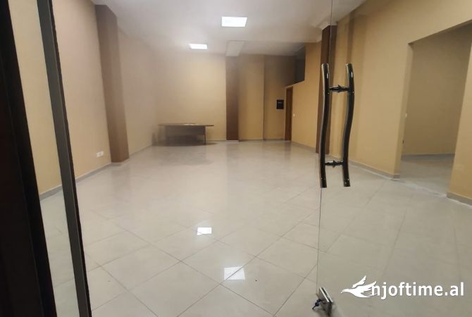 Ambient biznesi me qera 3+1 ne Tirane - 600 Euro