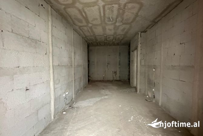 Shtepi ne shitje Apartament ne Tirane, 1+1, Mobilimi Bosh, pa mobiluar, Pagesa 71,300  Euro.