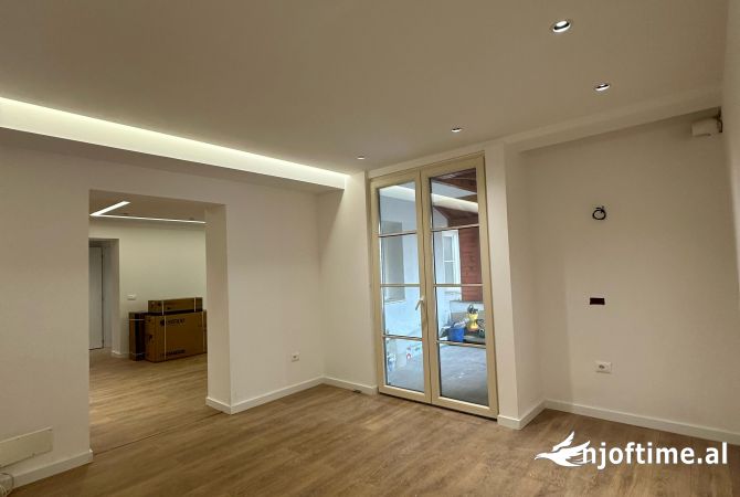 Shtepi me qera 5+1 ne Tirane - 1,200 Euro