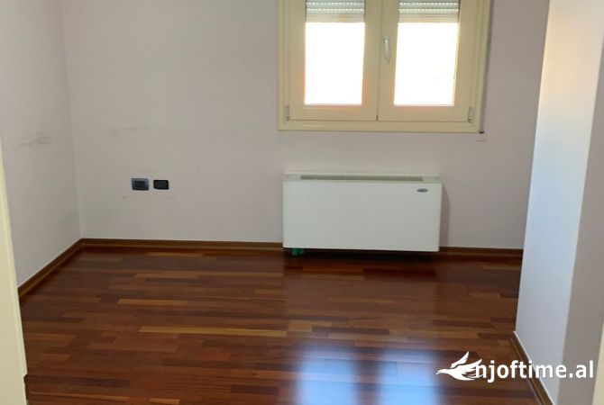 Ambient biznesi+Post parkimi per qira ne Bllok.