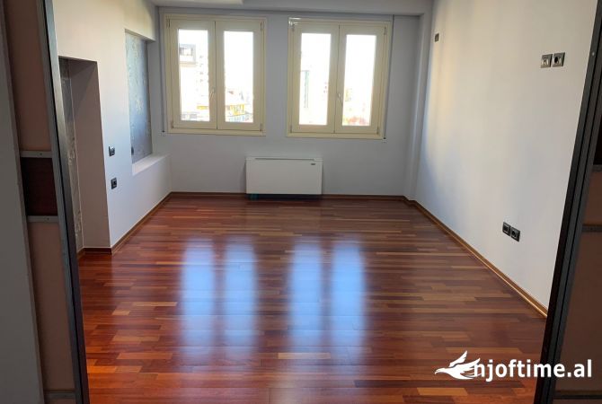Ambient biznesi me qera 3+1 ne Tirane - 1,600 Euro