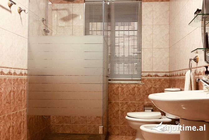 Shtepi me qera Apartament ne Tirane, 4+1, Mobilimi E mobiluar, Pagesa 1,000  Euro.