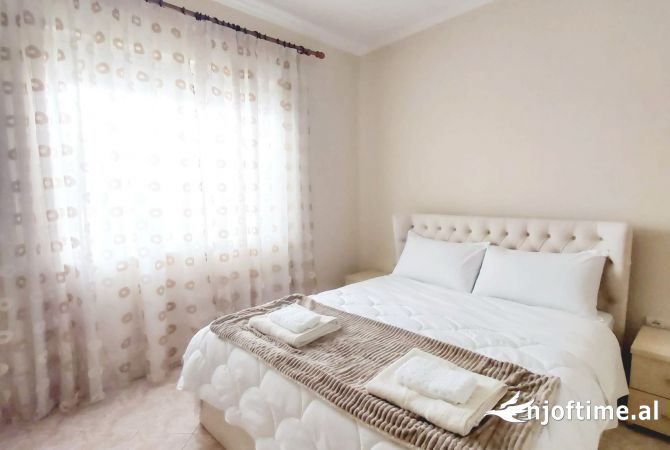 Shtepi me qera 4+1 ne Tirane - 1,000 Euro