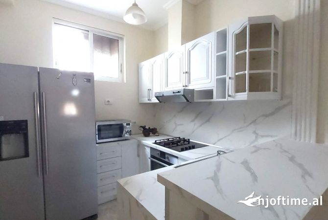 Shtepi me qera 4+1 ne Tirane - 1,000 Euro