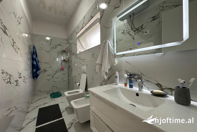 Shtepi ne shitje Vila Luksoze ne Tirane, 4+1, Mobilimi E mobiluar, Pagesa 260,000  Euro.