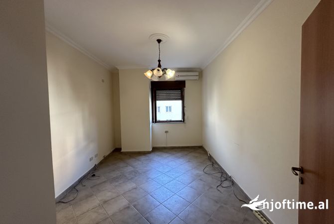 Shtepi me qera Apartament ne Tirane, 2+1, Mobilimi Bosh, pa mobiluar, Pagesa 700  Euro.