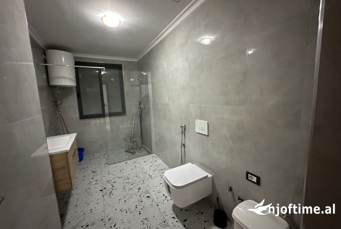 Shtepi me qera Apartament ne Tirane, 2+1, Mobilimi Bosh, pa mobiluar, Pagesa 700  Euro.
