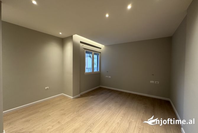 Shtepi me qera Apartament ne Tirane, 2+1, Mobilimi Bosh, pa mobiluar, Pagesa 1,300  Euro.