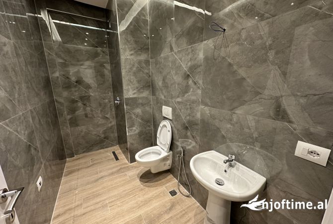 Shtepi me qera Apartament ne Tirane, 2+1, Mobilimi Bosh, pa mobiluar, Pagesa 1,300  Euro.