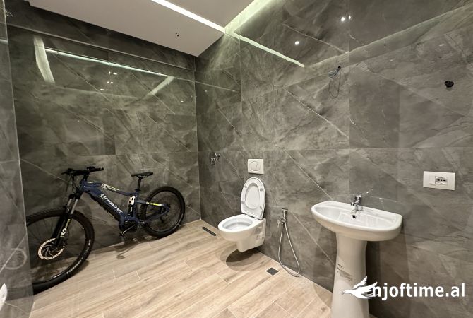 Shtepi me qera Apartament ne Tirane, 2+1, Mobilimi Bosh, pa mobiluar, Pagesa 1,300  Euro.