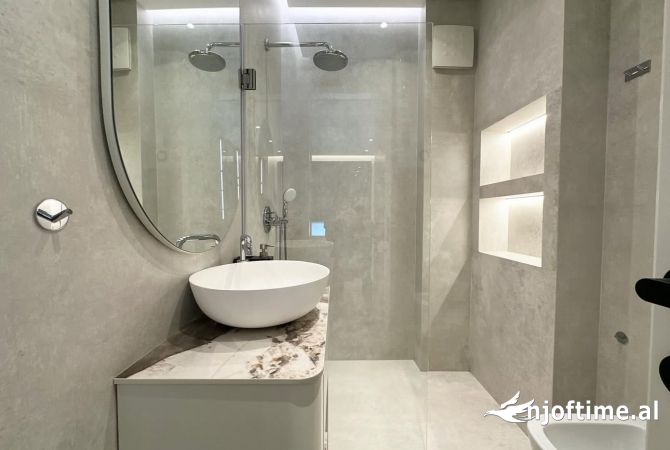 Shtepi ne shitje Apartament ne Tirane, 3+1, Mobilimi E mobiluar, Pagesa 451,000  Euro.