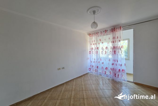 Shtepi ne shitje Apartament ne Tirane, 1+1, Mobilimi Bosh, pa mobiluar, Pagesa 92,000  Euro.
