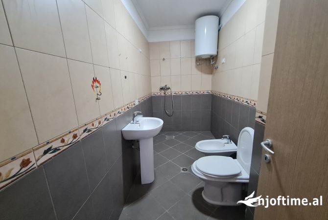 Shtepi ne shitje Apartament ne Tirane, 1+1, Mobilimi Bosh, pa mobiluar, Pagesa 92,000  Euro.