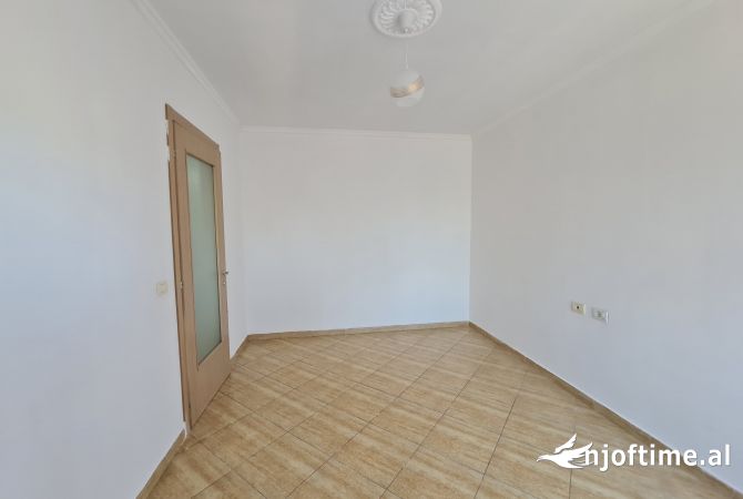 Shtepi ne shitje Apartament ne Tirane, 1+1, Mobilimi Bosh, pa mobiluar, Pagesa 92,000  Euro.