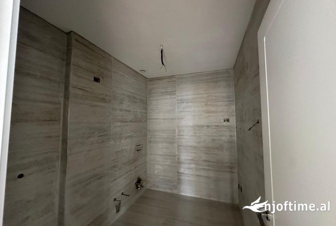 Ambient Zyre 3+1 me qira tek Lake View.