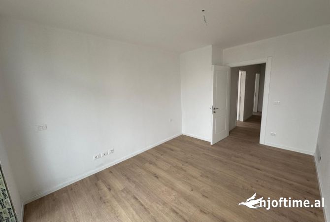 Ambient Zyre 3+1 me qira tek Lake View.