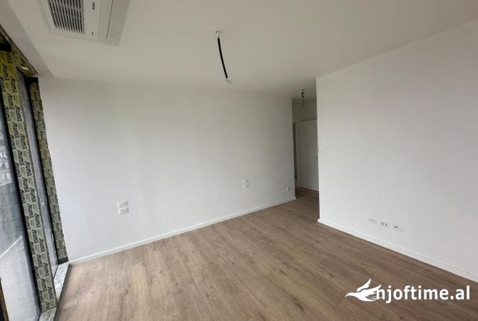 Ambient Zyre 3+1 me qira tek Lake View.