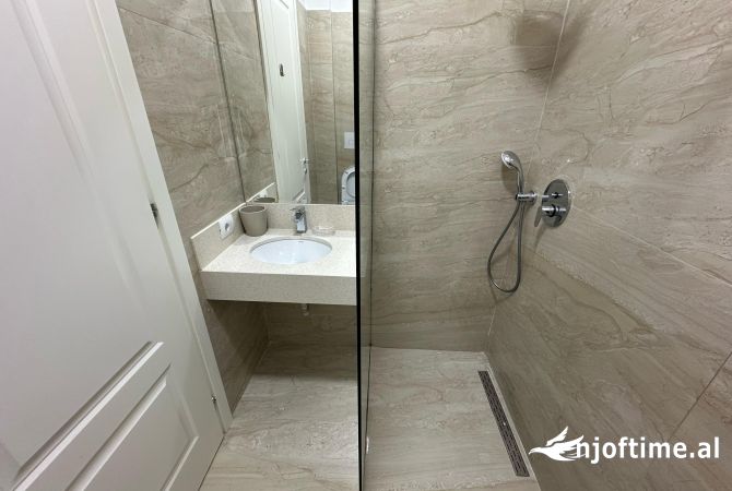 Shtepi me qera Apartament ne Tirane, 2+1, Mobilimi Pjeserisht e mobiluar, Pagesa 1,200  Euro.