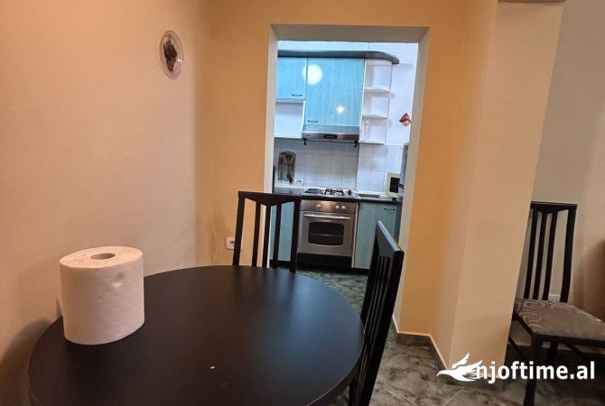 Shtepi me qera Apartament ne Tirane, 2+1, Mobilimi E mobiluar, Pagesa 550  Euro.