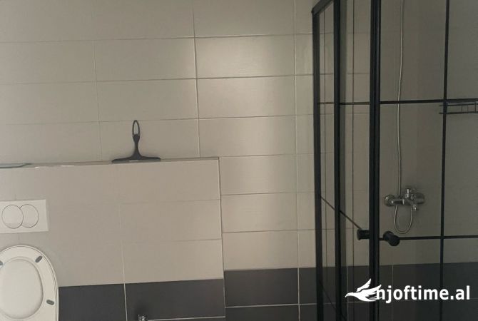 Shtepi me qera Apartament ne Tirane, 3+1, Mobilimi E mobiluar, Pagesa 1,200  Euro.