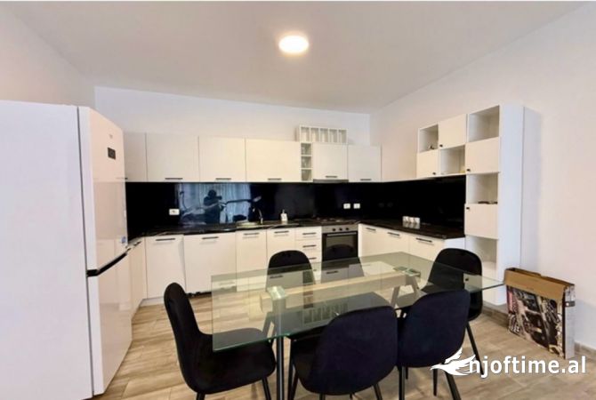Shtepi me qera 3+1 ne Tirane - 1,200 Euro