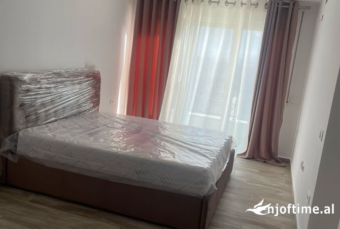 Shtepi me qera Apartament ne Tirane, 3+1, Mobilimi E mobiluar, Pagesa 1,200  Euro.