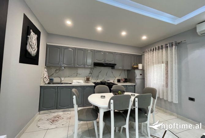 Shtepi ne shitje Apartament ne Tirane, 1+1, Mobilimi E mobiluar, Pagesa 180,000  Euro.