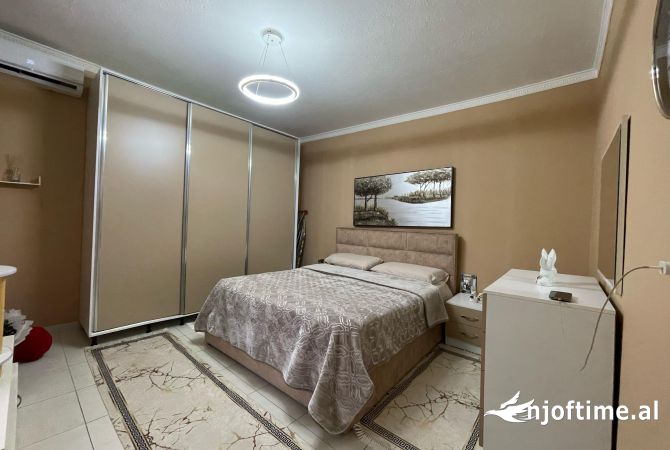 Shtepi ne shitje Apartament ne Tirane, 1+1, Mobilimi E mobiluar, Pagesa 180,000  Euro.