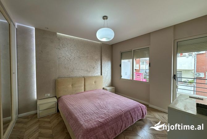 Shtepi me qera Apartament ne Tirane, 2+1, Mobilimi E mobiluar, Pagesa 700  Euro.