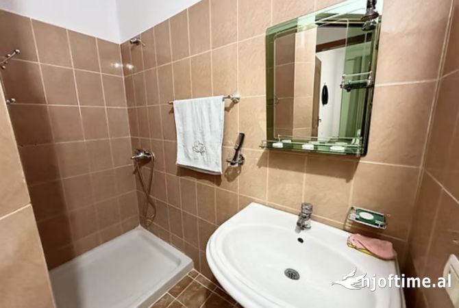 Shtepi me qera Apartament ne Tirane, 2+1, Mobilimi E mobiluar, Pagesa 380  Euro.