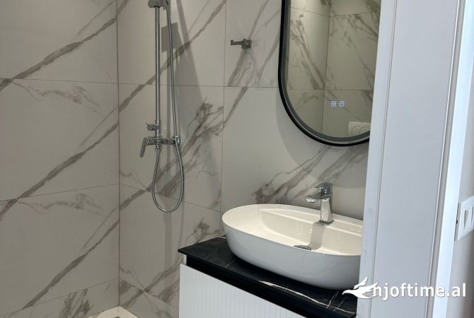 Shtepi me qera Apartament ne Tirane, 2+1, Mobilimi Bosh, pa mobiluar, Pagesa 1,300  Euro.