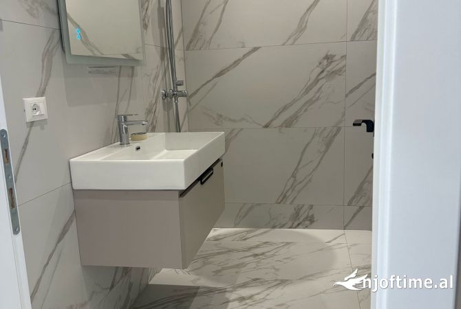 Shtepi me qera Apartament ne Tirane, 2+1, Mobilimi Bosh, pa mobiluar, Pagesa 1,300  Euro.