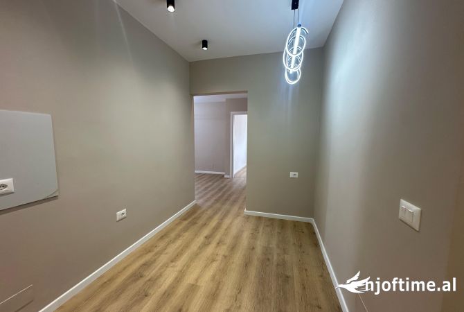 Shtepi ne shitje Apartament ne Tirane, 2+1, Mobilimi Bosh, pa mobiluar, Pagesa 195,000  Euro.