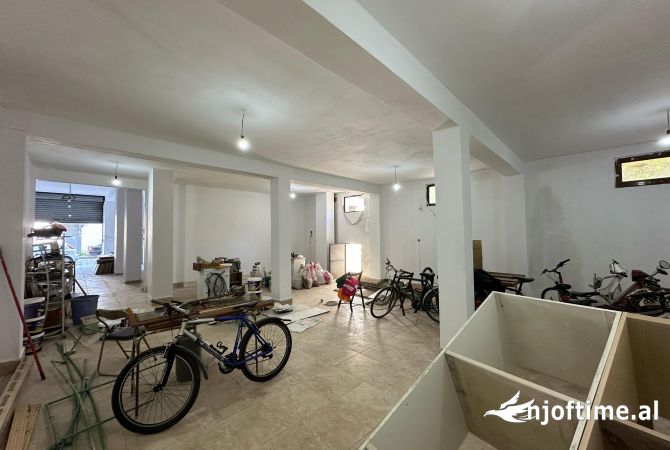 Ambient biznesi me qera 4+1 ne Tirane - 1,200 Euro
