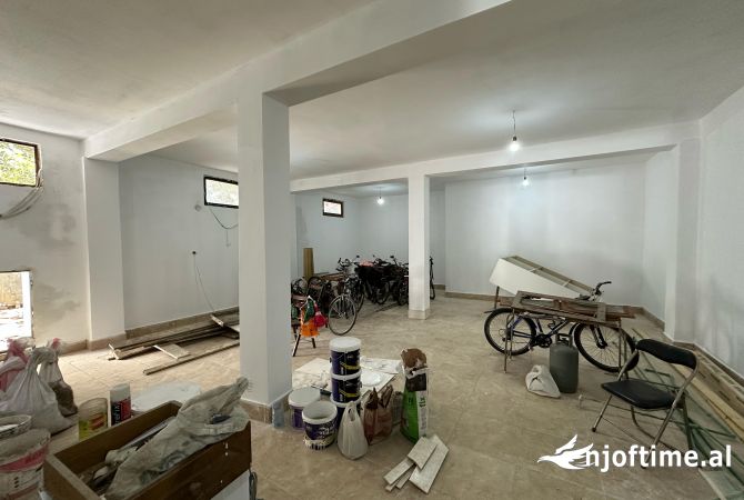 Ambient biznesi me qera 4+1 ne Tirane - 1,200 Euro
