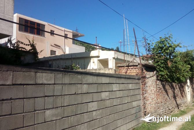 Shtepi ne shitje Shtepi Private ne Tirane, 3+1, Mobilimi Pjeserisht e mobiluar, Pagesa 150,000  Euro.