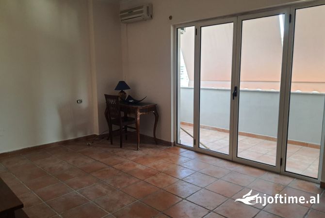 Penthouse (panoramic top floor) for rent in Tirana 4+1, In Part