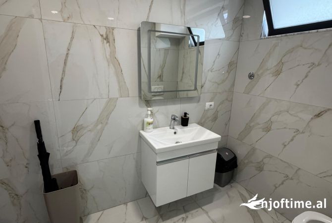 ZYRE PER QIRA ,BULEVARDI ZOGU I PARE, QENDER