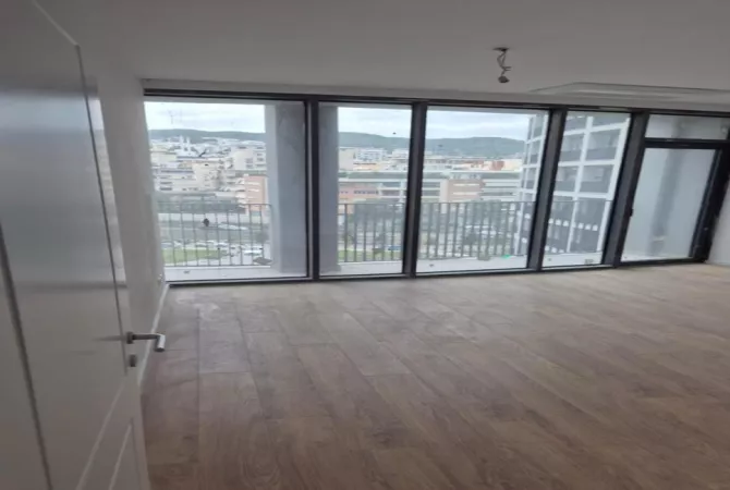 Ambiente Commerciale in Affitto 3+1 a Tirana - 1,900 Euro